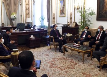 مستثمر إماراتى يعرض إقامة مشروعات فى قطاع التجزئة والاستثمار فى المناطق اللوجيستية