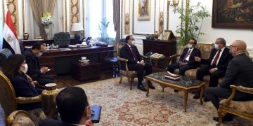 مستثمر إماراتى يعرض إقامة مشروعات فى قطاع التجزئة والاستثمار فى المناطق اللوجيستية