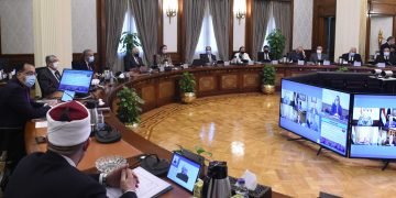 رئيس الوزراء: إعادة هيكلة الموازنة العامة للتعامل مع الأزمة العالمية واتخاذ ما يلزم لتحقيق الانضباط المالى الكامل فى الانفاق