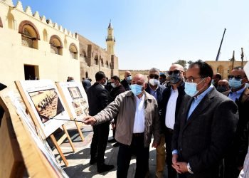 رئيس الوزراء يتفقد أعمال ترميم مسجد عمرو بن العاص وتطوير ساحته وحدائق الفسطاط