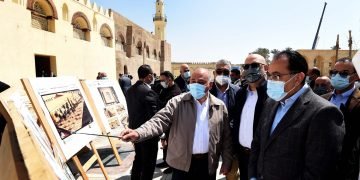 رئيس الوزراء يتفقد أعمال ترميم مسجد عمرو بن العاص وتطوير ساحته وحدائق الفسطاط