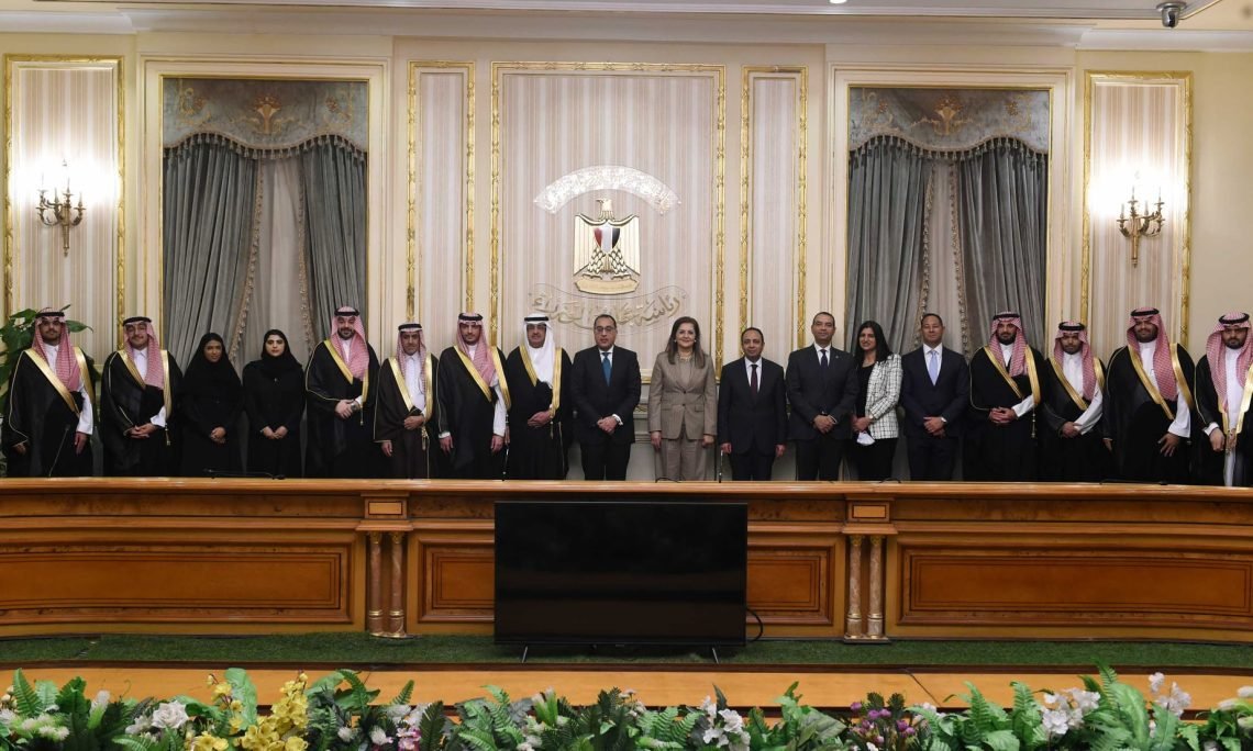 رئيس الوزراء يشهد مراسم التوقيع على اتفاقية بشأن استثمار “صندوق الاستثمارات العامة السعودي” في مصر