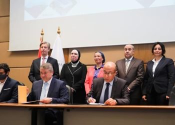 وزراء البيئة والتجارة والصناعة والطيران المدنى يشهدون توقيع بروتوكولات تعاون لتنفيذ محطات طاقة شمسية بمطار شرم الشيخ الدولي وعدد 9 فنادق بمدينة شرم الشيخ