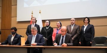 وزراء البيئة والتجارة والصناعة والطيران المدنى يشهدون توقيع بروتوكولات تعاون لتنفيذ محطات طاقة شمسية بمطار شرم الشيخ الدولي وعدد 9 فنادق بمدينة شرم الشيخ