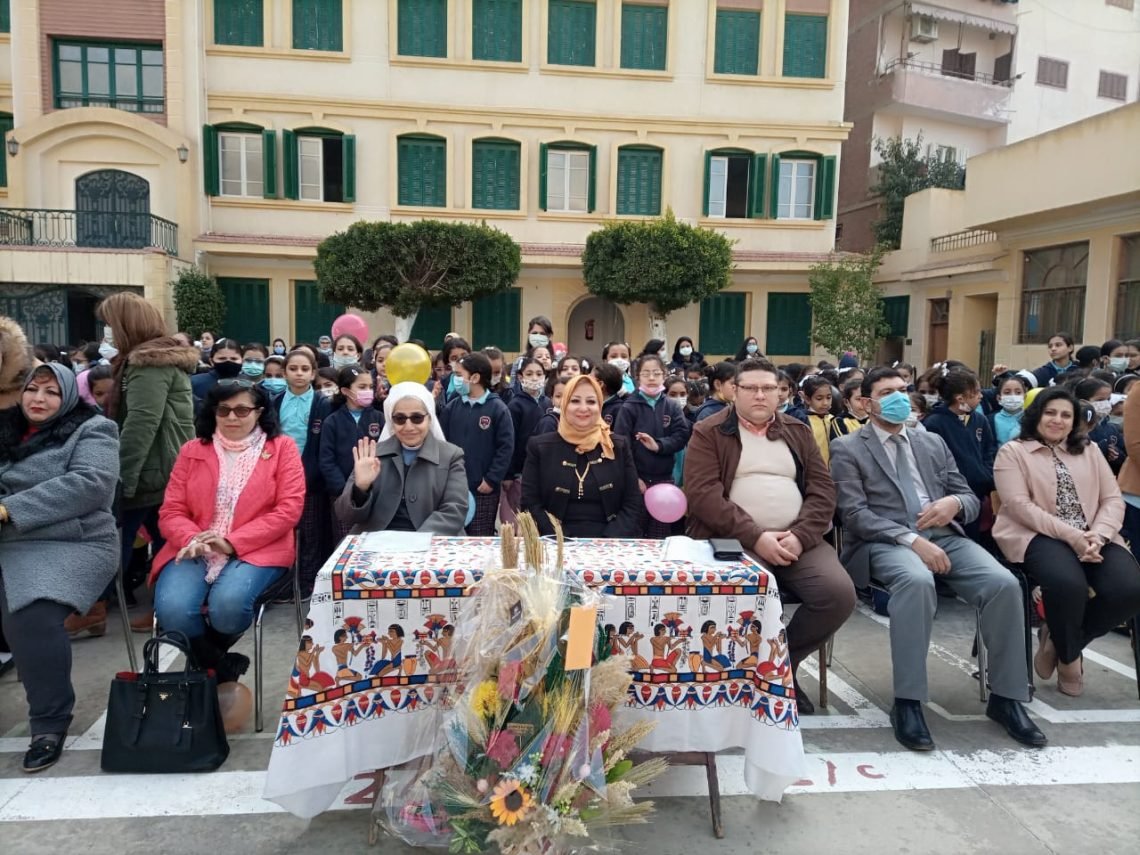 برلمانية تحتفل بعيد الام مع ادارة مدرستها