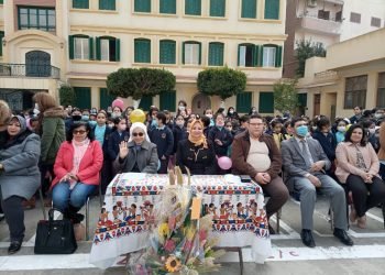برلمانية تحتفل بعيد الام مع ادارة مدرستها