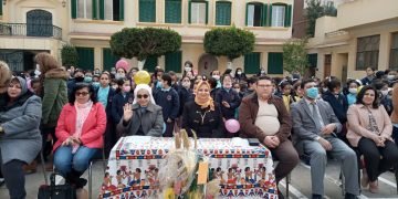 برلمانية تحتفل بعيد الام مع ادارة مدرستها