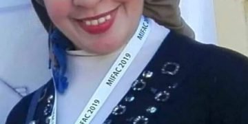 بملامحي عذب الأقاويل