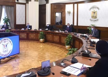 مدبولي يشدد على ضرورة التنسيق مع “الغرف التجارية” لإعلان قائمة بالأسعار العادلة للسلع الأساسية لمواجهة المُبالغة في سعر أي سلعة