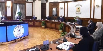 مدبولي يشدد على ضرورة التنسيق مع “الغرف التجارية” لإعلان قائمة بالأسعار العادلة للسلع الأساسية لمواجهة المُبالغة في سعر أي سلعة