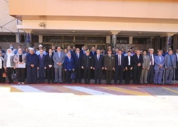 محافظ سوهاج يضع إكليل الزهور على النصب التذكاري لشهداء المحافظة بمناسبة العيد القومي