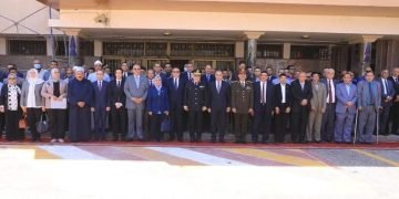 محافظ سوهاج يضع إكليل الزهور على النصب التذكاري لشهداء المحافظة بمناسبة العيد القومي