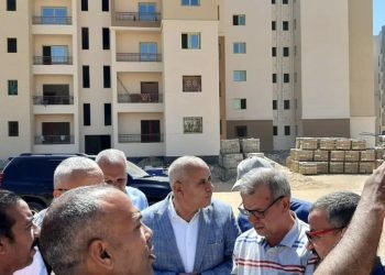 مسئولو ” الإسكان ” يتفقدون عدداً من المشروعات السكنية والمرافق بمدينتى العاشر من رمضان والعبور الجديدة