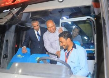 وزير النقل ومحافظ سوهاج يدشنان خطوط النقل الجماعي للركاب بسوهاج