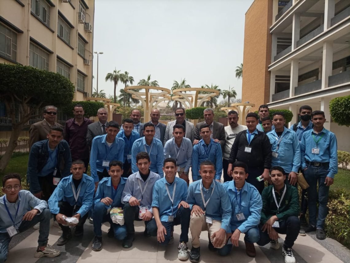 برلمانية تصاحب طلاب صيانة الاجهزة الطبية بالتعليم الفني في يوم تعريفي بهندسة المنصورة