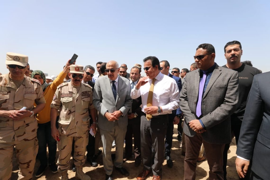 طلاب كلية الهندسة ومتطوعين المركز الجامعي للتطوير المهنى بالمنصورة يقوموا بزيارة كلية الدفاع الجوي بالاسكندرية