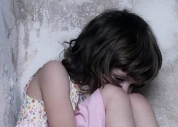 الأم تقتل طفلتها بمساعدة 3 آخرين