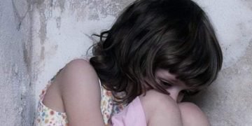 الأم تقتل طفلتها بمساعدة 3 آخرين