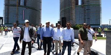 رئيس الوزراء يبدأ جولة تفقدية لمتابعة سير العمل بالمشروعات الجاري تنفيذها بمدينة العلمين الجديدة