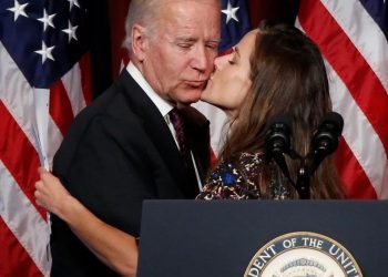 ابنه الرئيس بايدن  تكشف سوءة أبيها