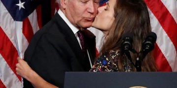 ابنه الرئيس بايدن  تكشف سوءة أبيها