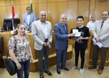 تكريم محافظ المنيا ووكيل التعليم لنموذج إيجابي لأمانة وأخلاق الطالب المصرى 