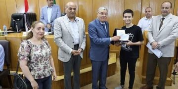 تكريم محافظ المنيا ووكيل التعليم لنموذج إيجابي لأمانة وأخلاق الطالب المصرى 