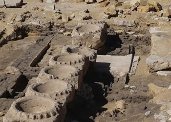 الكشف عن بقايا مبني ربما لأحد معابد الشمس الأربعة المفقودة من الأسرة الخامسة بأبوصير