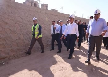 طلعت يتفقد أعمال مد كابلات الألياف الضوئية بقرية معصرة ملوى