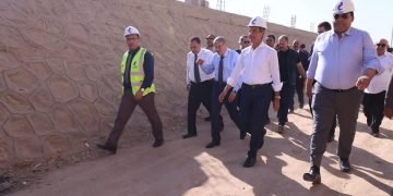 طلعت يتفقد أعمال مد كابلات الألياف الضوئية بقرية معصرة ملوى