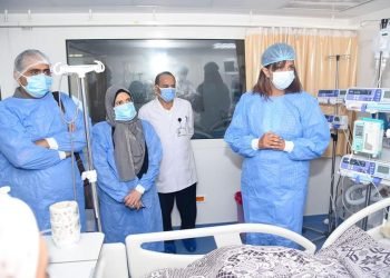 وزيرة الهجرة تزور الطفل "ياسين حسام" بمعهد الأورام