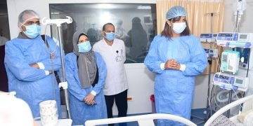 وزيرة الهجرة تزور الطفل "ياسين حسام" بمعهد الأورام