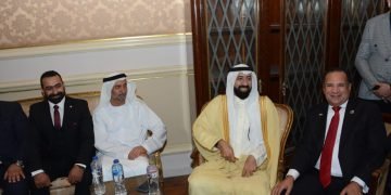 المستشار السعودي خالد المأربي يهدي الدكتوراة الفخرية لولي العهد السعودي محمد بن سلمان