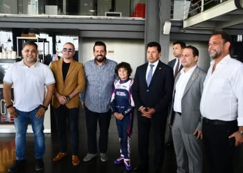 وزير الشباب والرياضة يُكرم الطفل زين الحمصاني لحصوله على المركز التاسع في أقوى بطولة دولية للكارتينج