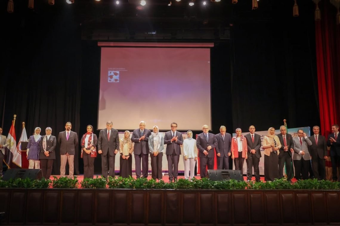 وزير الصحة يشهد حفل تخريج دفعتين من خريجي البرامج التدريبية بالتعاون مع كلية طب جامعة هارفارد الأمريكية