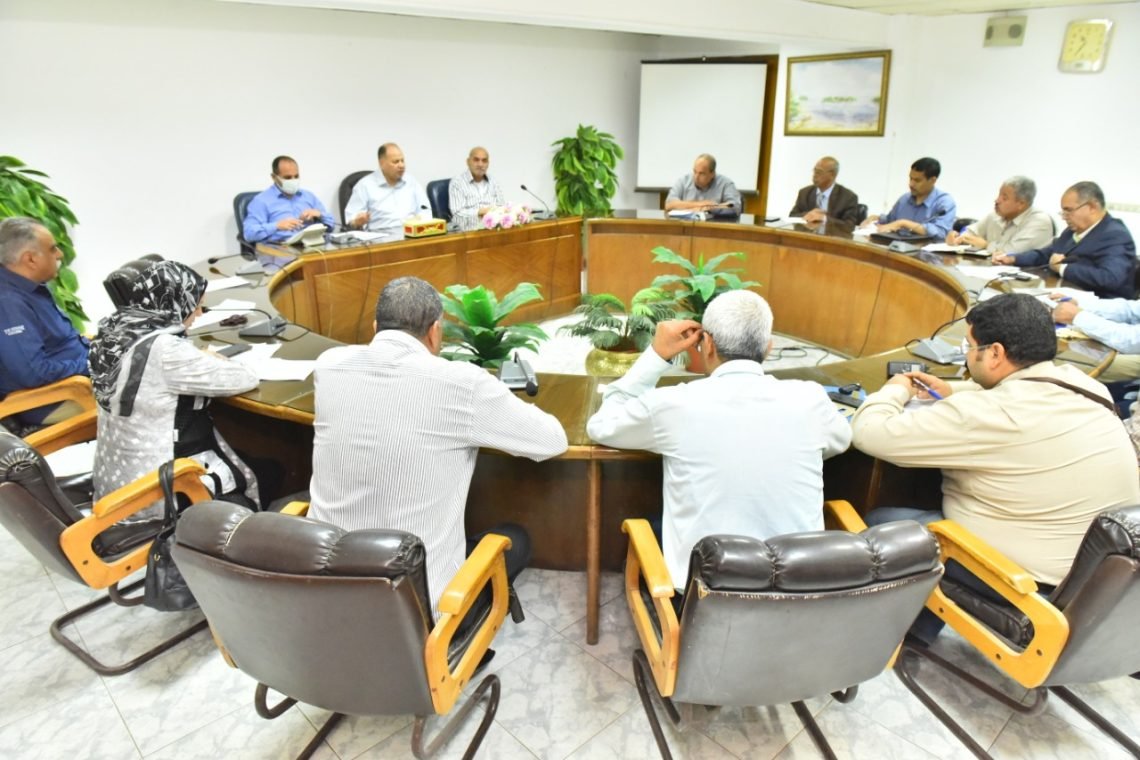 محافظ أسيوط يعقد اجتماعا لمتابعة جهود الوحدات المحلية في تنفيذ إجراءات وخطة المحافظة لترشيد استهلاك الكهرباء