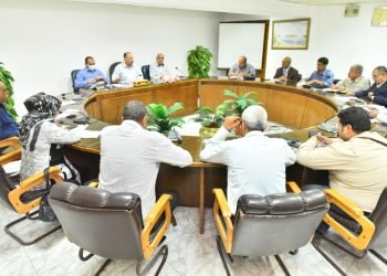 محافظ أسيوط يعقد اجتماعا لمتابعة جهود الوحدات المحلية في تنفيذ إجراءات وخطة المحافظة لترشيد استهلاك الكهرباء