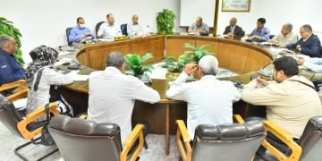 محافظ أسيوط يعقد اجتماعا لمتابعة جهود الوحدات المحلية في تنفيذ إجراءات وخطة المحافظة لترشيد استهلاك الكهرباء