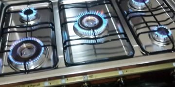 شاب روسي يغيظ الأوروبيين على طريقته