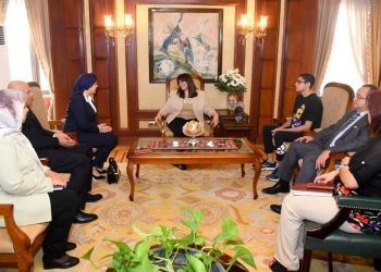 وزيرة الهجرة تستقبل الفائز ببطولة العالم في إحدى الألعاب الإلكترونية