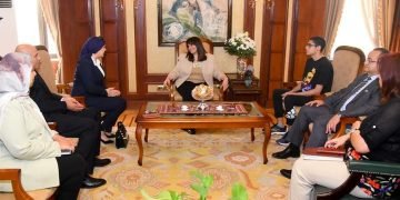 وزيرة الهجرة تستقبل الفائز ببطولة العالم في إحدى الألعاب الإلكترونية