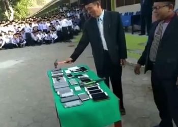 إندونيسيا:  وعقوبة إحضارالطالب هاتفه المحمول إلى المدرسة