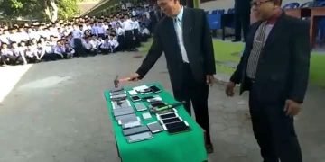 إندونيسيا:  وعقوبة إحضارالطالب هاتفه المحمول إلى المدرسة