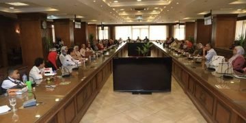 نائب محافظ الجيزة   تجتمع بلجان حماية الطفل بالجيزة وتستقبل المواهب