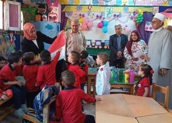 بالصور رئيس منطقة بنى سويف الأزهرية يداعب طلاب رياض الأطفال