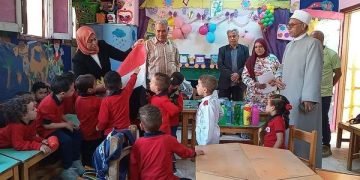 بالصور رئيس منطقة بنى سويف الأزهرية يداعب طلاب رياض الأطفال