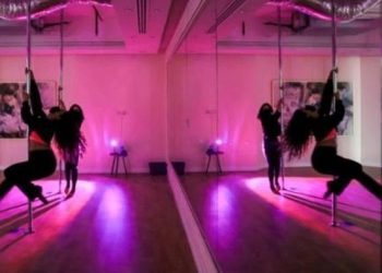 سعوديات يمارسن الرقص على العمود