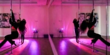 سعوديات يمارسن الرقص على العمود