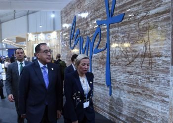 رئيس الوزراء يفتتح الجناح المصري بالمنطقة الزرقاء