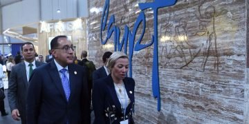 رئيس الوزراء يفتتح الجناح المصري بالمنطقة الزرقاء